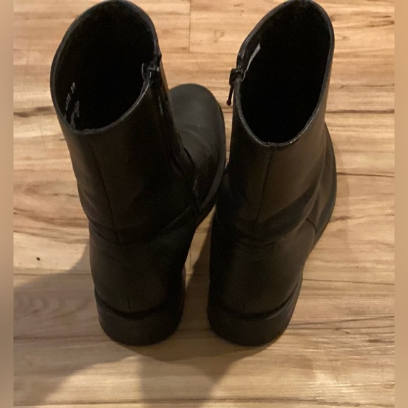 Italian Black leather boots Side Zipper. Low Heel. Size 39 Wonen's. - Picture 3 of 6